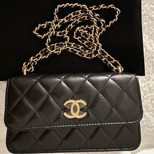 (SOLD) CHANEL 23C Phone Flap Holder 🎄